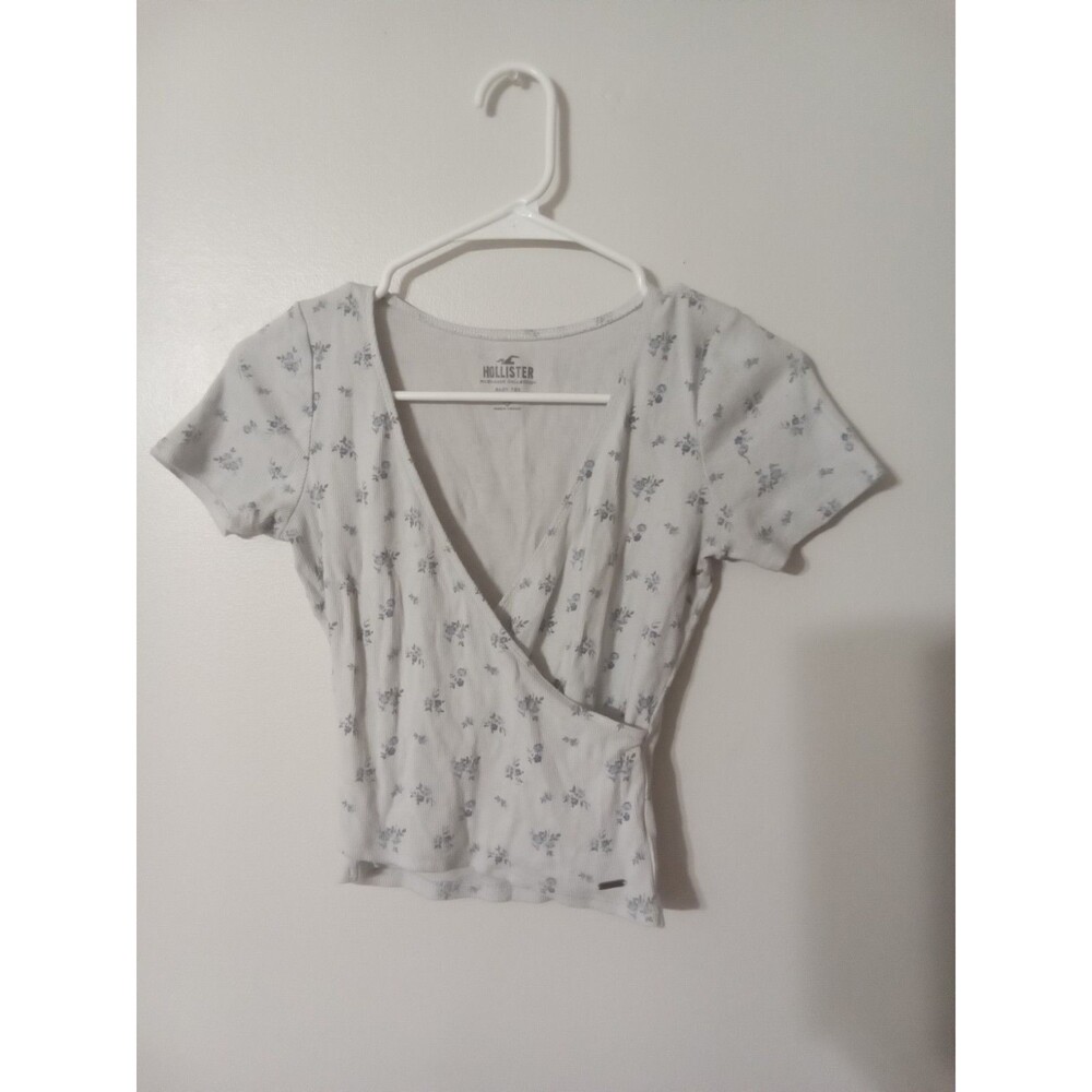 Women's Hollister Must Have Collection Baby Tee Cropped V-Neck Size Medium NWT